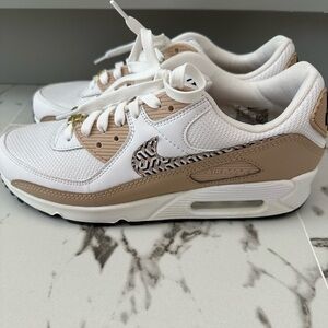 Nike Women’s Air Max 90 'United in Victory Size 9